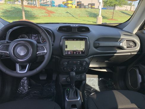 Certified 2023 Jeep Renegade Latitude AWD/4WD image 30