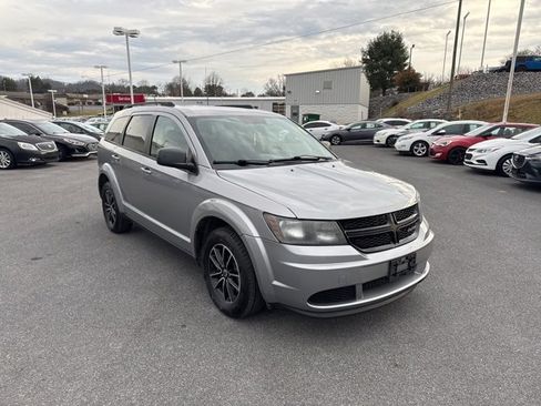 Used 2018 Dodge Journey SE w/ Connectivity Group image 2