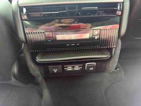 Certified 2025 Jeep Wagoneer 4WD image 13