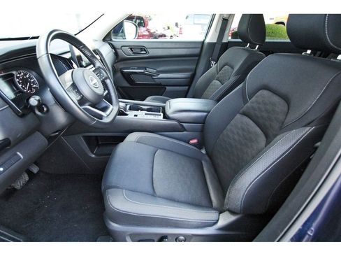 Used 2024 Nissan Pathfinder SV image 6