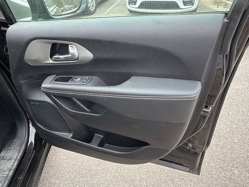 Used 2024 Chrysler Pacifica Premium image 18