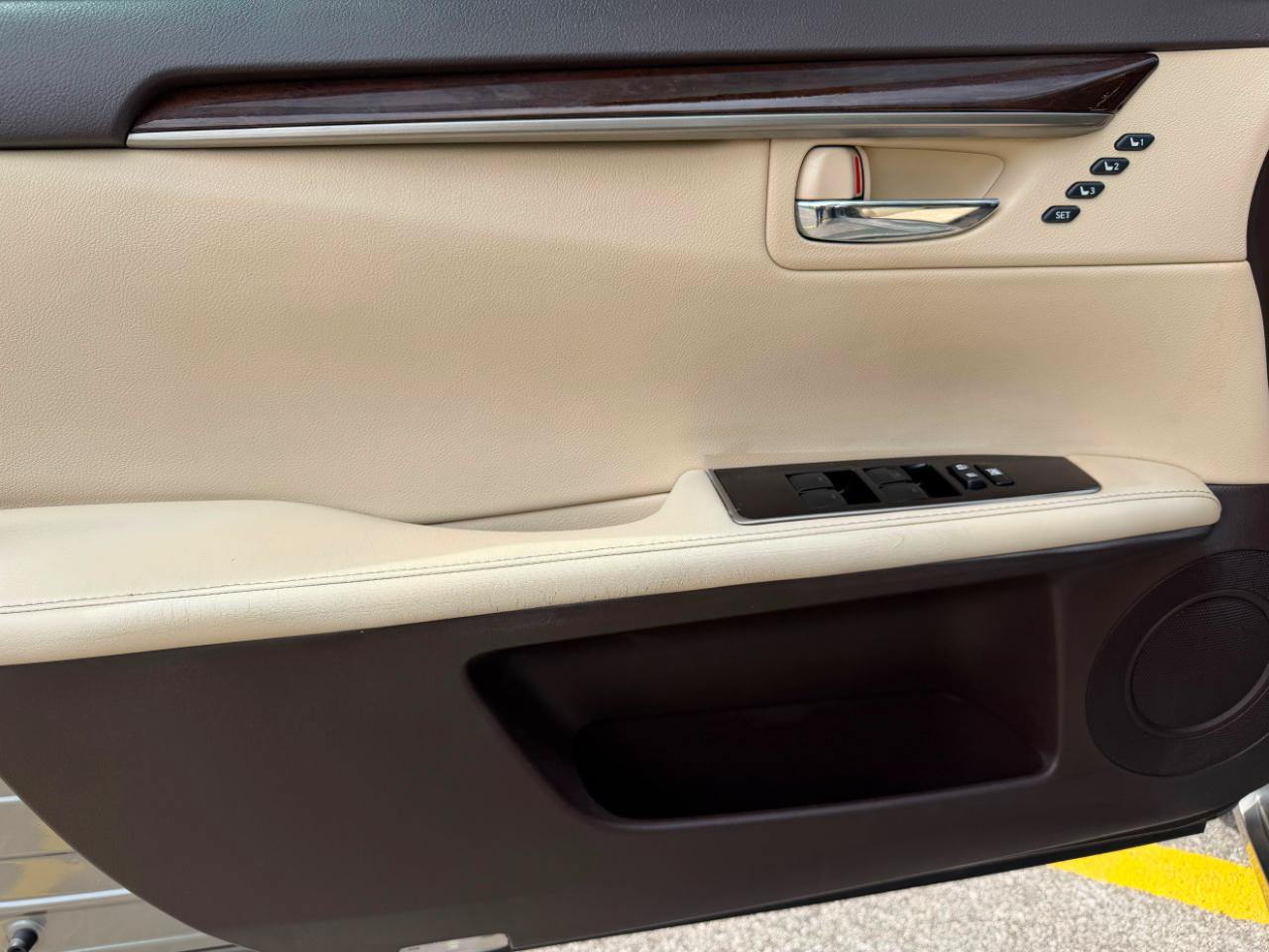 Used 2016 Lexus ES 350 w/ Premium Package w/Wood Trim FWD image 11