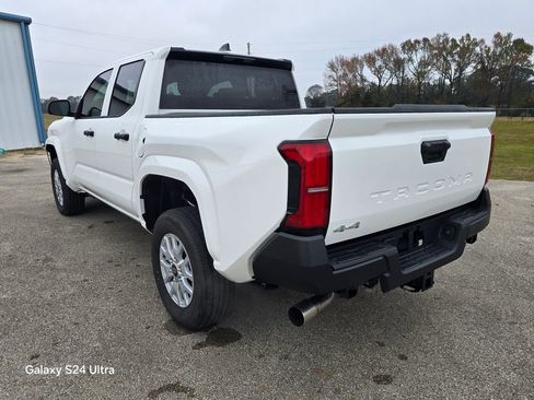 Used 2025 Toyota Tacoma SR image 3