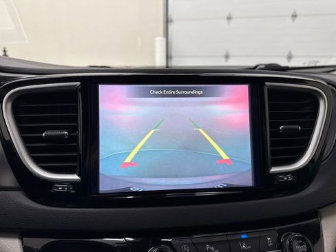 Used 2024 Chrysler Pacifica Touring-L image 18