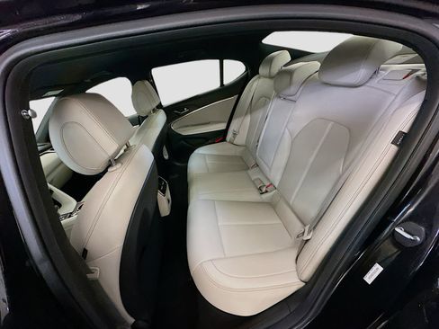 Used 2025 Genesis G70 2.5T image 29