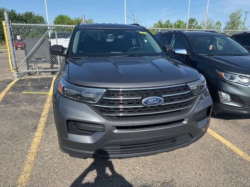 Used 2023 Ford Explorer XLT AWD/4WD image 4