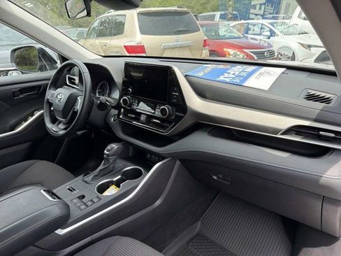 Used 2025 Toyota Highlander LE FWD image 18