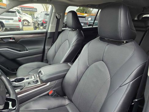 Used 2022 Toyota Highlander Limited image 26