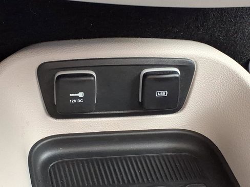 Used 2019 Chrysler Pacifica Touring-L image 19