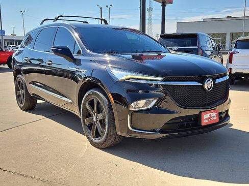 Used 2023 Buick Enclave Essence w/ Sport Touring Edition image 4