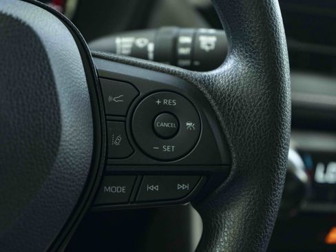 Used 2025 Toyota RAV4 XLE FWD image 21