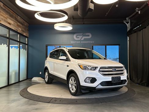Used 2018 Ford Escape SE FWD image 1