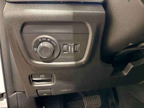 Used 2023 Jeep Grand Cherokee Altitude image 15