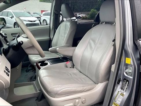 Used 2011 Toyota Sienna XLE FWD image 25