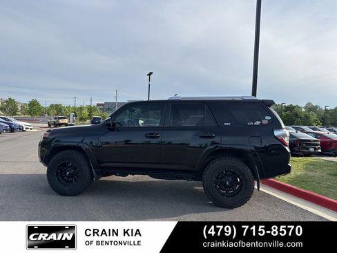 Used 2017 Toyota 4Runner SR5 AWD/4WD image 5