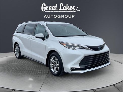 Used 2024 Toyota Sienna Platinum image 7