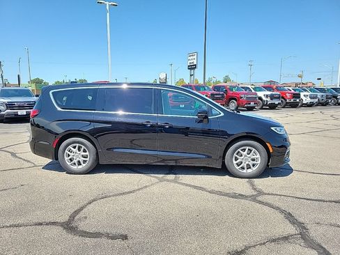 Used 2024 Chrysler Pacifica Touring-L FWD image 4