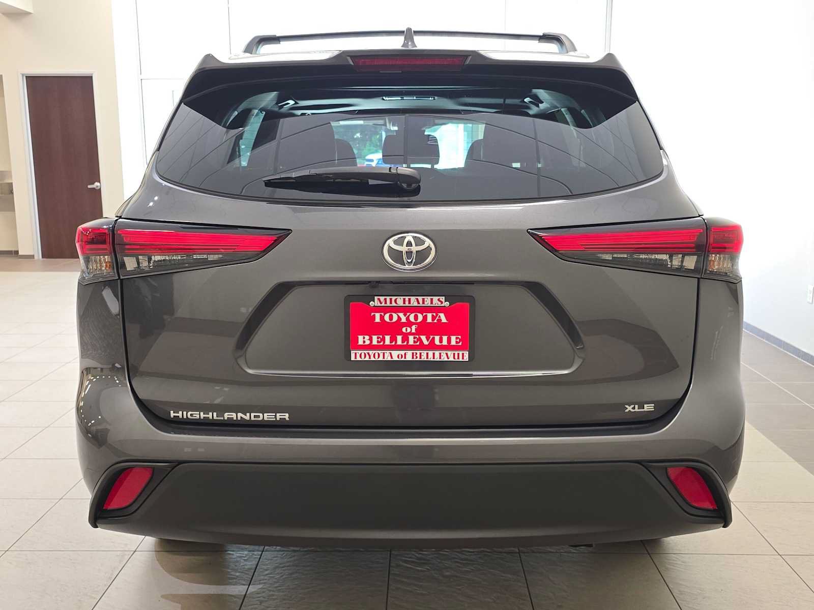 Used 2023 Toyota Highlander XLE AWD/4WD image 5