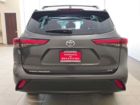 Used 2023 Toyota Highlander XLE AWD/4WD image 5