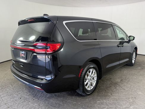 Used 2023 Chrysler Pacifica Touring-L FWD image 9