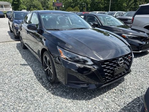 Used 2023 Nissan Altima 2.5 SR FWD image 2