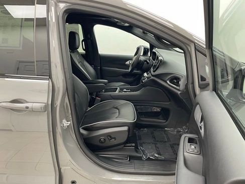 Used 2025 Chrysler Pacifica Limited image 16