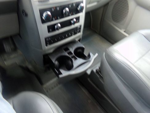 Used 2010 Chrysler Town & Country Touring FWD image 10