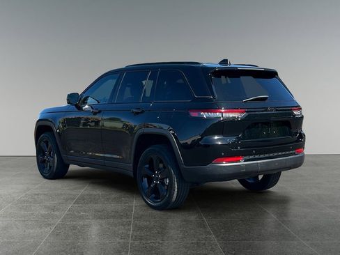 Used 2023 Jeep Grand Cherokee Altitude AWD/4WD image 8