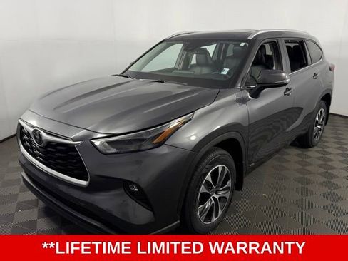 Used 2025 Toyota Highlander XLE image 3