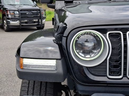 Used 2025 Jeep Wrangler Unlimited Sahara AWD/4WD image 9