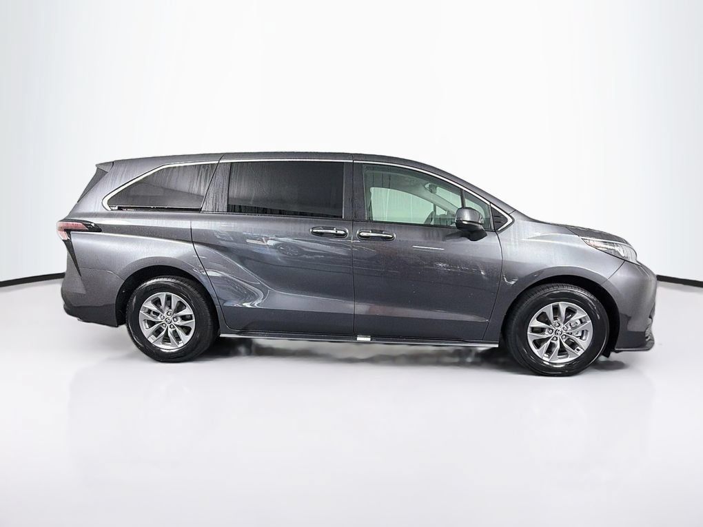 Used 2025 Toyota Sienna XLE FWD image 11