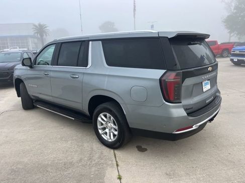 Used 2025 Chevrolet Suburban LT RWD image 4