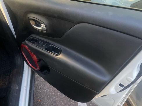 Used 2019 Jeep Renegade Trailhawk image 13