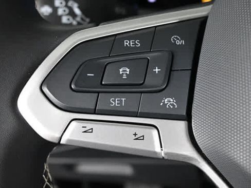 Used 2024 Volkswagen Tiguan SE image 22