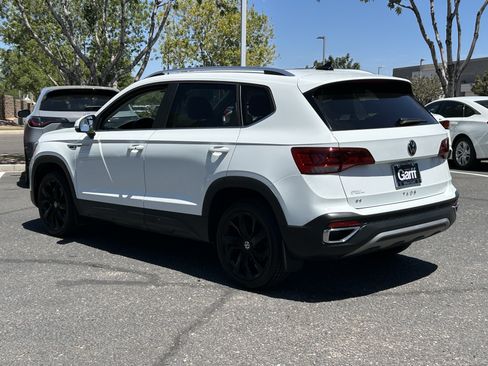 Used 2022 Volkswagen Taos SE FWD image 3