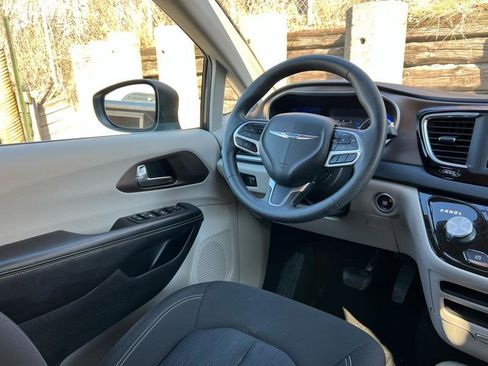 Used 2020 Chrysler Voyager L FWD image 16