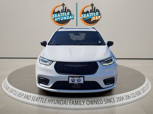 Used 2023 Chrysler Pacifica Limited w/ S Appearance Package FWD image 9
