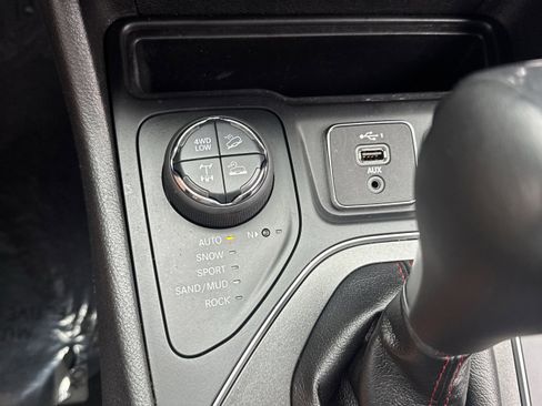 Used 2019 Jeep Cherokee Trailhawk AWD/4WD image 20