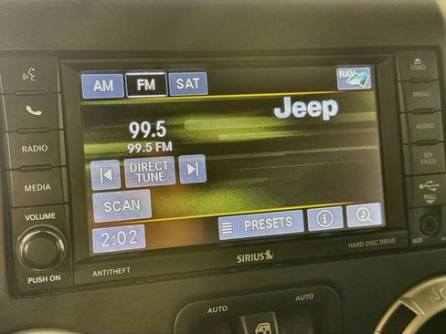 Used 2017 Jeep Wrangler Unlimited Rubicon w/ Connectivity Group AWD/4WD image 16