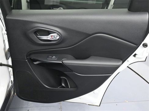 Used 2023 Jeep Cherokee Altitude Lux image 28