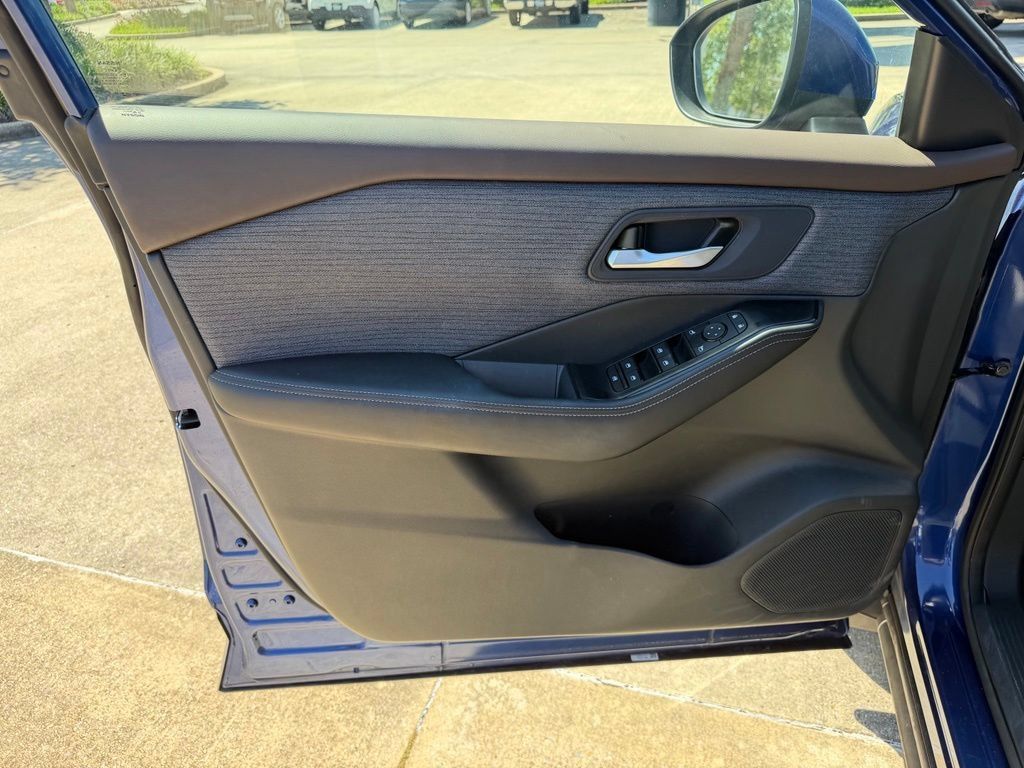 Used 2023 Nissan Rogue SV FWD image 9