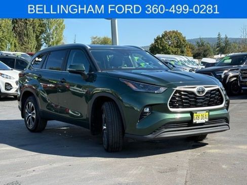 Used 2024 Toyota Highlander XLE image 3