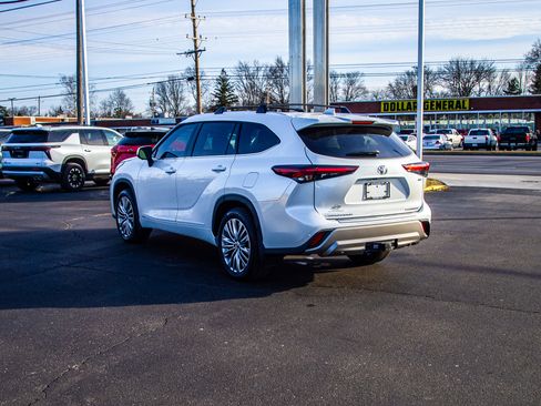 Used 2025 Toyota Highlander Platinum AWD/4WD image 5