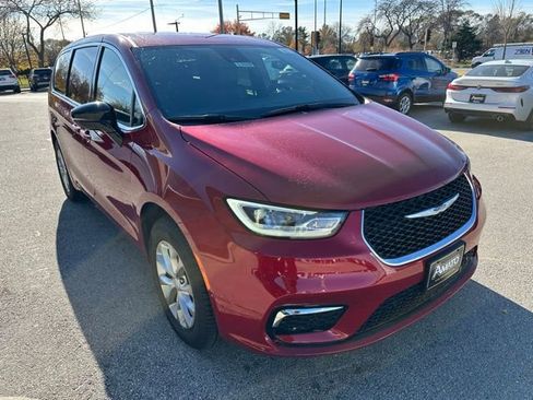 New 2026 Chrysler Pacifica Select image 4