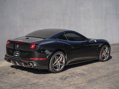 Used 2015 Ferrari California T image 11