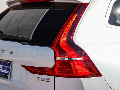 Used 2018 Volvo XC60 T8 R-Design w/ Convenience Package image 9