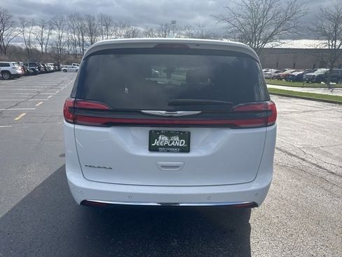 Used 2022 Chrysler Pacifica Touring-L image 6