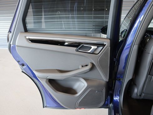 Used 2025 Porsche Macan image 25