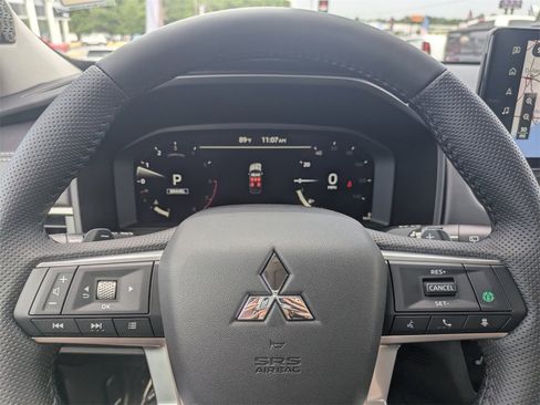 New 2025 Mitsubishi Outlander SE image 31