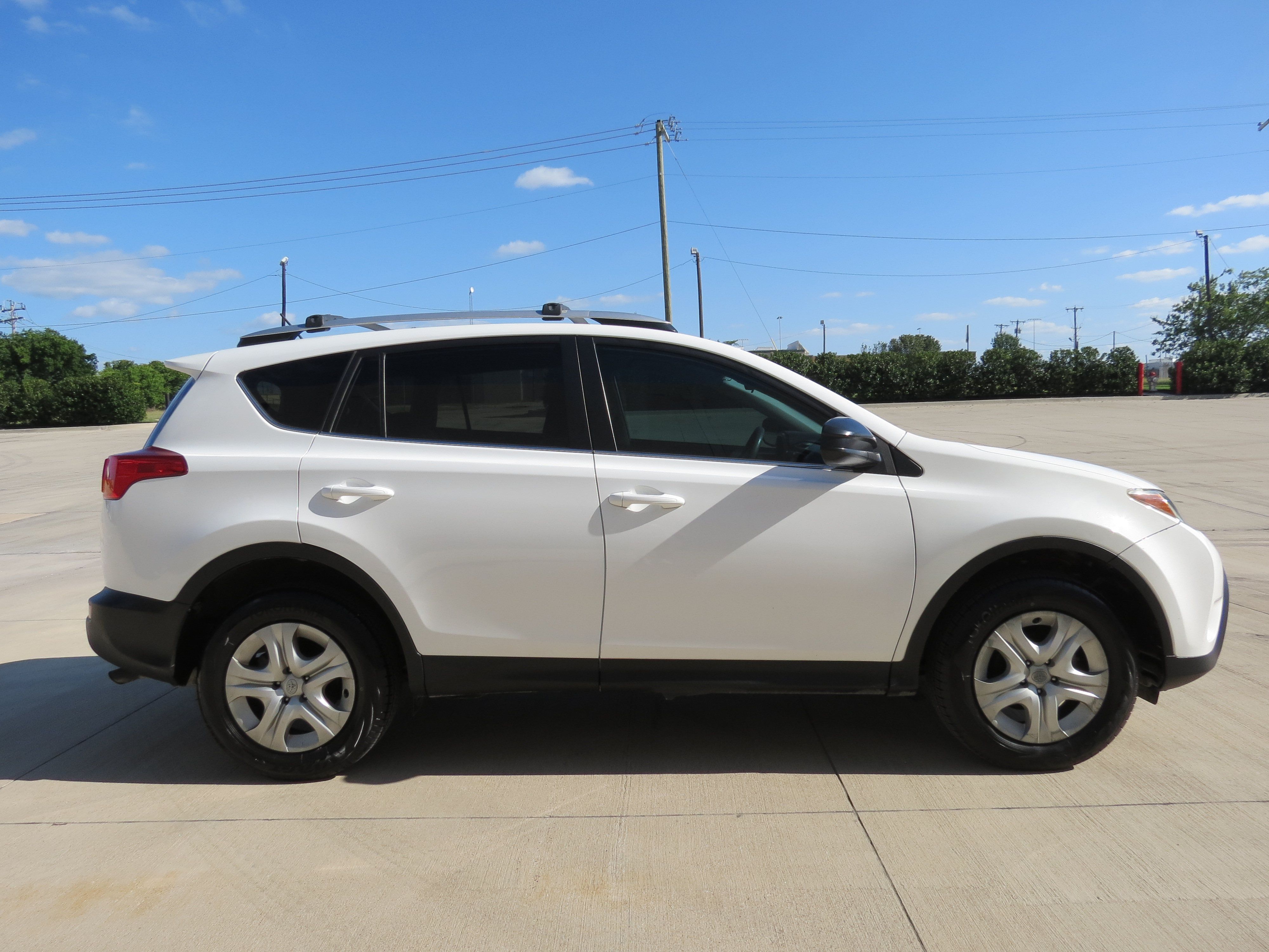 Used 2015 Toyota RAV4 LE FWD image 4